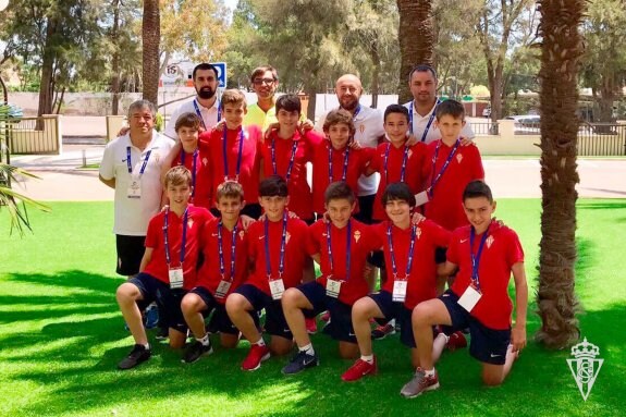 El equipo alevín con el cuerpo técnico y auxiliares, durante la concentración en Villarreal. 