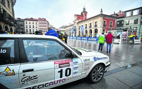 La Plaza de España de Avilés, un año más el centro neurálgico del Rallye de Avilés. 