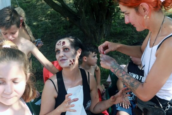 Los participantes en la jira zombi de Pénjamo preparando su caracterización. 
