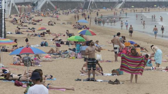 Bañistas en la playa de San Lorenzo de Gijon. 