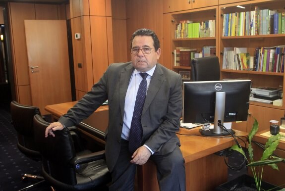 Fernando Martínez, en su despacho en la sede de la entidad. 