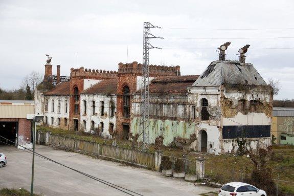 El edificio histórico del Águila Negra, situado en Colloto. 