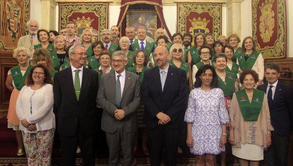 Foto de familia de la undécima promoción del Programa de Mayores de la Universidad de Oviedo. 