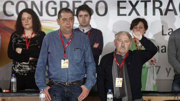 José Ángel Fernández Villa (con el puño en alto) junto a José Antonio Postigo, en mayo de 2013.