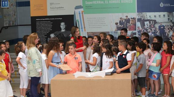 La Reina conversa con los niños 4º y 5º de Primaria del colegio El Quirinal, de Avilés, que realizaron dibujos dedicados a Hugh Herr. 