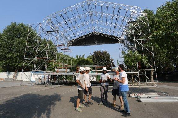 El escenario de Metrópoli ya está levantado en el recinto ferial. 