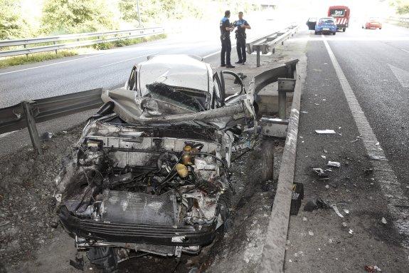 El coche siniestrado, en la mediana, unos metros antes de la rotonda de El Llano. 