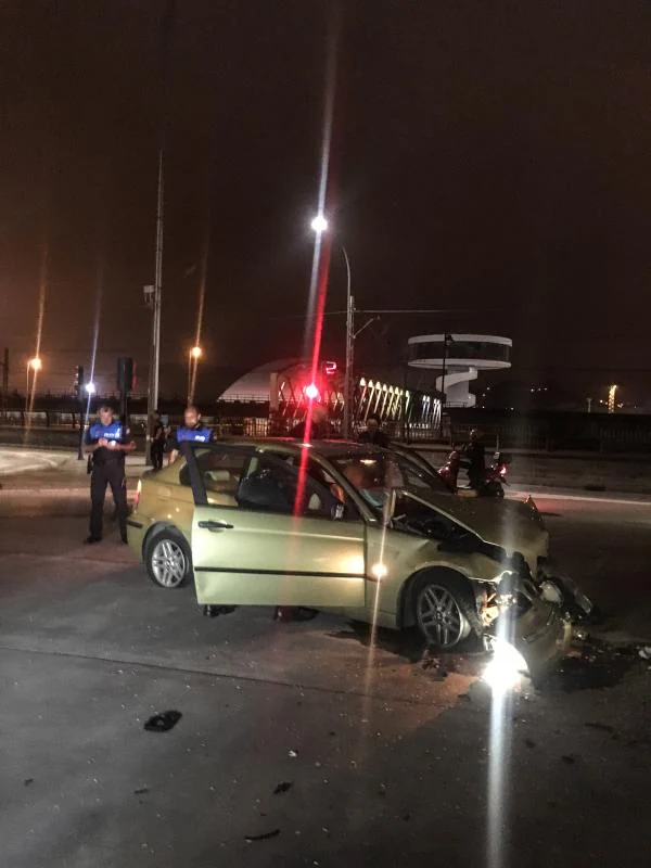 Estado en el que quedó el vehículo que perdió el control en la Plaza de Santiago López. 