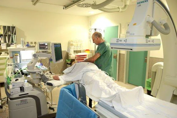 El doctor Amador Prieto aplica radiofrecuencia a un paciente. 