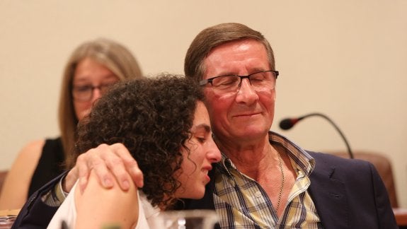 Alejandro Cueli se abraza con Llarina González, emocionados ante la marcha del primero. 