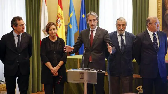 De izquierda a derecha, Fernando Couto, Carmen Moriyón, el ministro de Fomento Íñigo de la Serna, Julio Gómez-Pomar y José María Pertierra. 