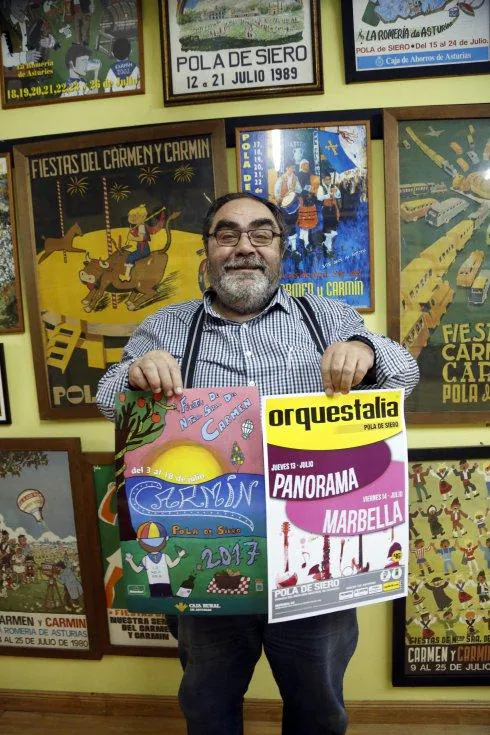 El presidente de Festejos, Jenaro Soto, con los carteles. 
