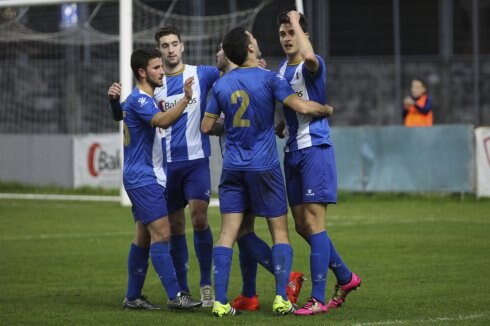 Sergio Ríos celebra con sus compañeros el gol que marcó en el Suárez Puerta frente al Tineo. 