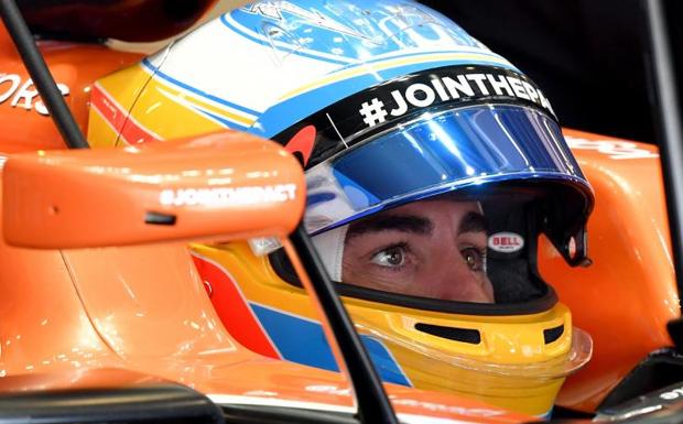 Alonso, noveno en una carrera loca