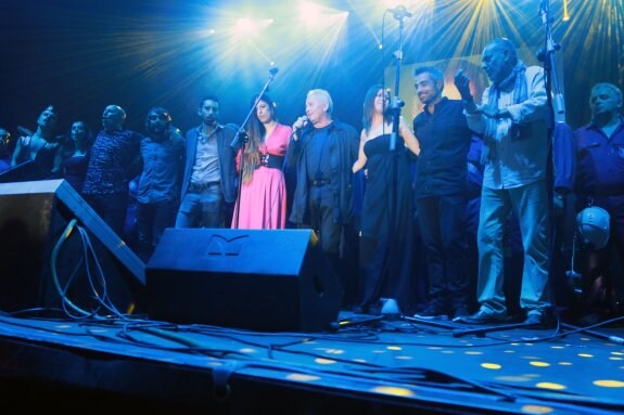 Víctor Manuel, en el centro, canta su 'Asturias' con los artistas que participaron en el concierto para homenajearle en Mieres. 
