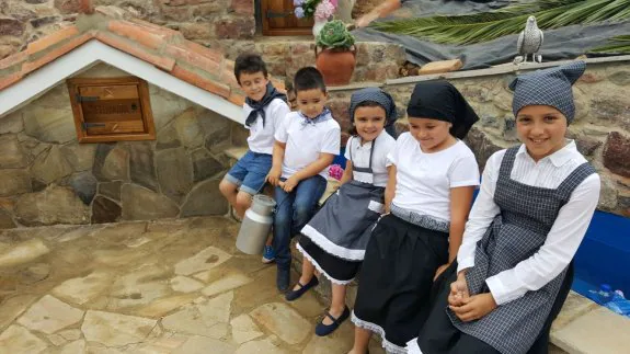 Varios niños, en la fuente del Ordoño.