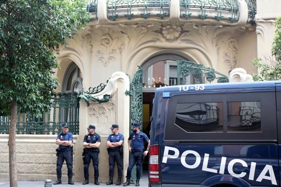 Agentes de Policía vigilan a la puerta de la SGAE durante el registro practicado por orden judicial el pasado martes. 