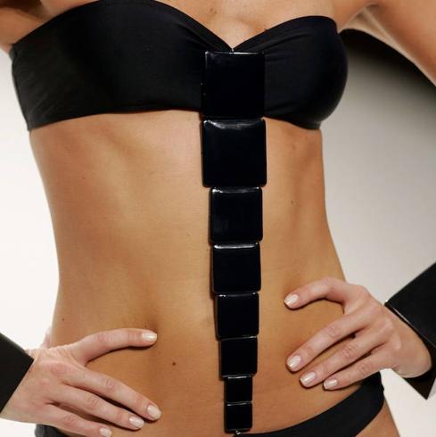 Expulsada de la piscina comunitaria por un bañador 'inapropiado'