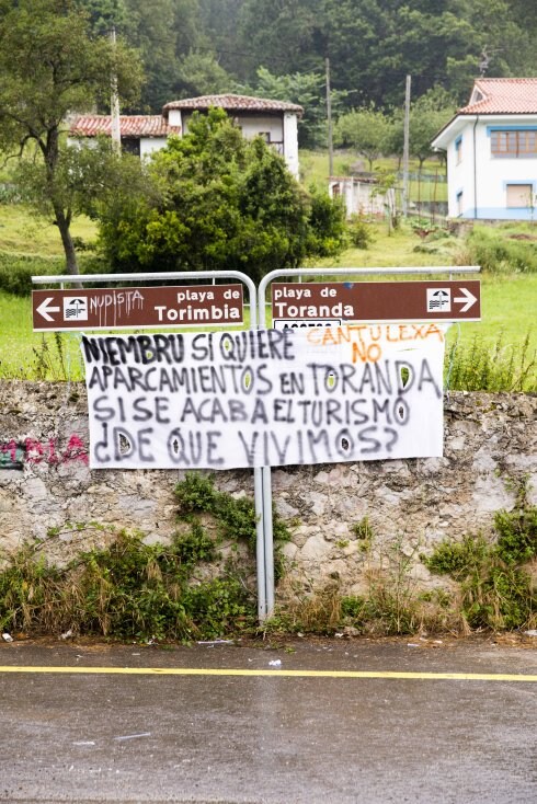 Cartel contra al falta de aparcamiento colocado en Niembro. 