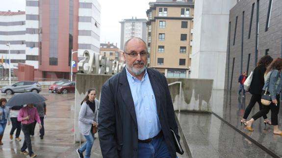 Julián Rus, esta mañana, en la entrada del Palacio de Justicia de Gijón. 