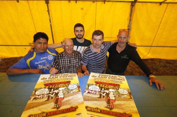 Miembros de la comisión de festejos de Castiello, ayer, con los carteles de su 'Misión Antibotellón'. 