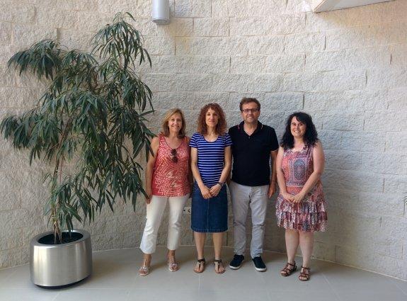 Desirée Valera -segunda por la izquierda-, con los investigadores de la Unidad de Epidemiología de la Nutrición de la Universidad Miguel Hernández (Elche), Manuela García de la Hera, Jesús Vioque y Eva María Navarrete, directores de su tesis. 