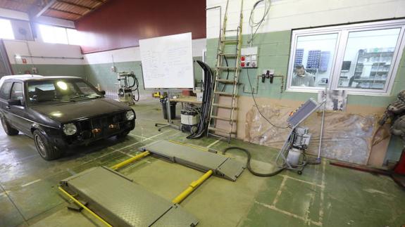 Un turismo en un taller mecánico.