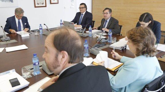 José Luis Barettino, director del Puerto, y Laureano Lourido, presidente, presidieron ayer la reunión del consejo de administración del Puerto de Gijón. 