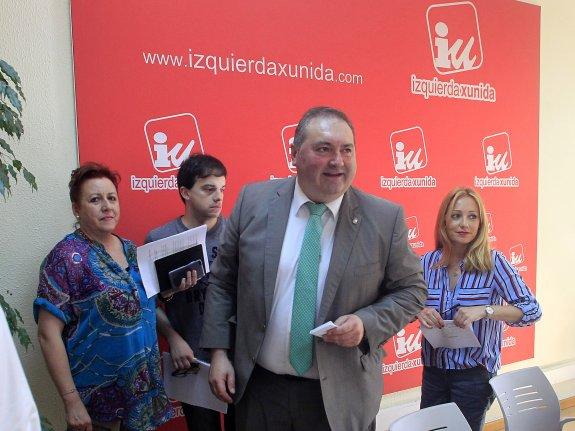 El líder de IU, Ramón Argüelles, ayer, en la sede regional de la coalición en Oviedo. 