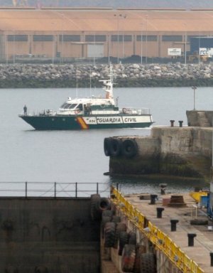 Patrullera de la Guardia Civil en la costa gijonesa. / E. C.