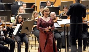 Edita Gruberova en plena actuación con la orquesta Oviedo Filarmonía, dirigida por Haider. / JESÚS DÍAZ