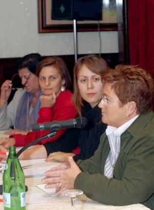 Por la derecha, Teresa Ordiz, la moderadora del acto, Carmen Munárriz y Tensi Fernández. / JOAQUÍN PAÑEDA