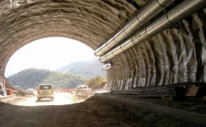 Salida del túnel, que reducirá en 8 kilómetros el trayecto entre Cangas y Degaña. / I. G.