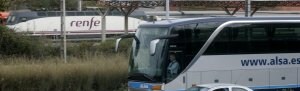 Un autobús de línea y un tren de Renfe parecen cruzarse en la salida de Gijón por Sanz Crespo. / P. CITOULA