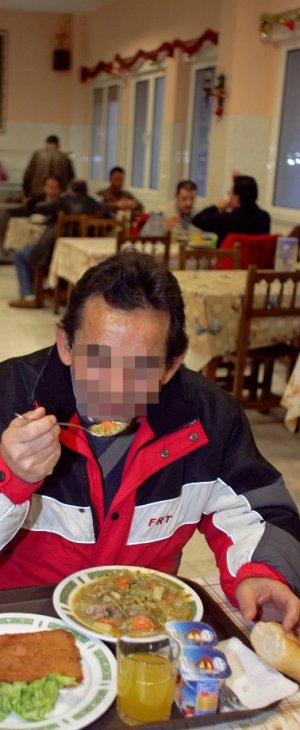 Necesidad. Un hombre come en la Cocina Económica. ::                             LUIS SEVILLA