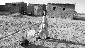 Con una sonrisa. Un niño saharaui juega frente a las chabolas de adobe de un campamento. ::
MOHAMED MESSARA/REUTERS