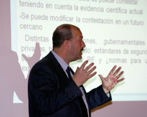 Ceferino Maestu durante su intervención, invitado por la asociación vecinal de El Quirinal. ::                             MARIETA