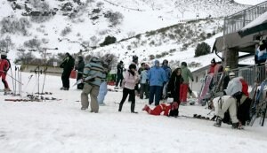 Algunos de los esquiadores que ayer se acercaron a disfrutar de la nieve en Valgrande-Pajares. ::
J. M. PARDO