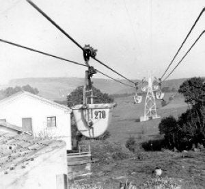 Imagen antigua de las vagonetas por el tendido de cableado que cruzaba Valliniello y Podes hasta la terminal ubicada en las inmediaciones de Montoril. ::                             REPRODUCCIÓN DE MARIETA