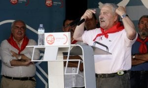 José Ángel Fernández Villa, en la última fiesta de Rodiezmo, en la que Zapatero prometió apoyo al carbón autóctono. ::                             PALOMA UCHA