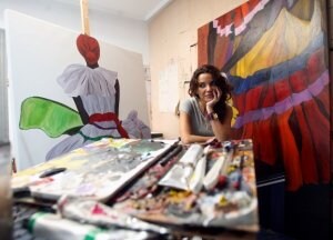 Nuria Formentí en su estudio de Gijón con parte de la obra que viajará a Suiza.  ::
ALÉX PIÑA