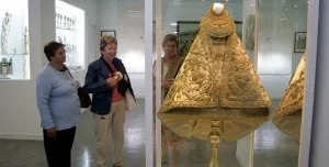 Tres mujeres contemplan un manto bordado en oro de la Santina, expuesto en el actual Museo de Covadonga.  ::
NEL ACEBAL