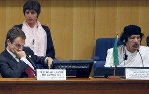 José Luis Rodríguez Zapatero, escucha junto al líder libio, Muamar El Gadafi, uno de los discursos de la Cumbre de la Unión Africana. :: efe
