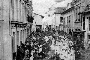 Procesión de la Virgen del Amor Hermoso en la calle de la Estación, hacia 1892. ::
FOTO RAMÓN GARCÍA DUARTE
