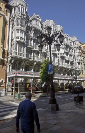 La imponente fachada de las Casas del Cuitu a la calle Uría. ::                             MARIO ROJAS