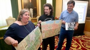 Dulce Gallego, Rafael Fernández y Pedro Sanjurjo, con los planos y las guías presentados ayer. ::                             ÁLEX PIÑA