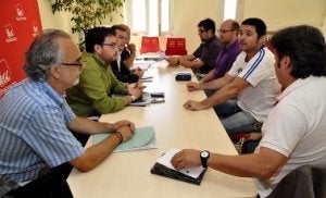 Un momento de la reunión de ayer entre los dirigentes de Izquierda Unida, el Bloque por Asturies y Los Verdes. ::
JESÚS DÍAZ