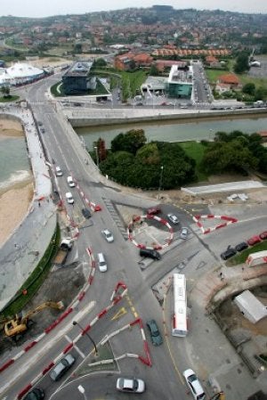 Vista aérea de la glorieta provisional del puente del Piles. ::                             JOAQUÍN PAÑEDA