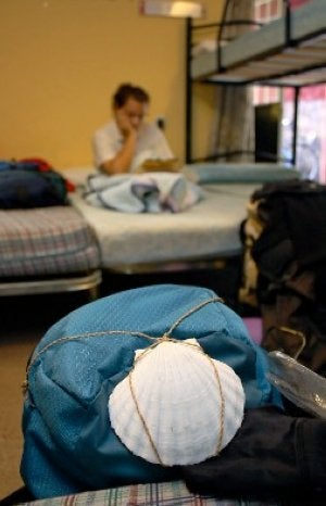 Un peregrino descansa en el albergue y recupera fuerzas para seguir su ruta mañana. ::                             ADRI QUINTANA