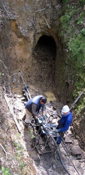 Dos operarios realizan sondeos en la mina en mayo de 2009. ::                             T. BASTERRA